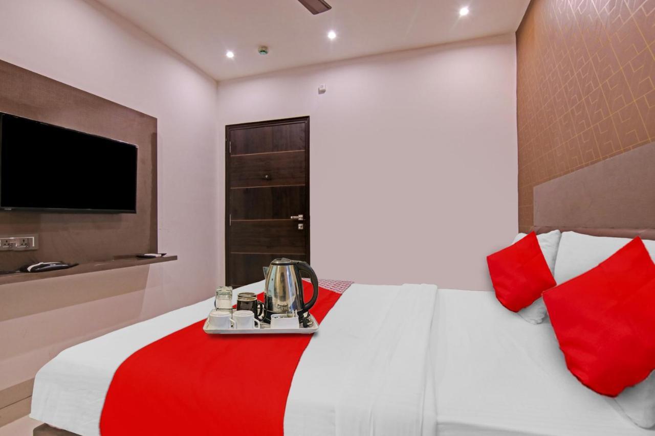 Hotel 19 West Нью-Дели Экстерьер фото