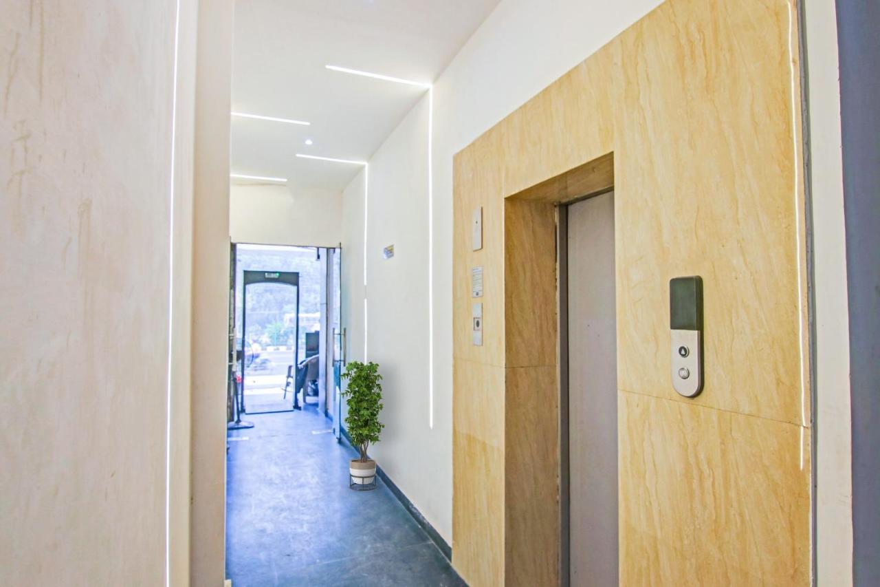 Hotel 19 West Нью-Дели Экстерьер фото