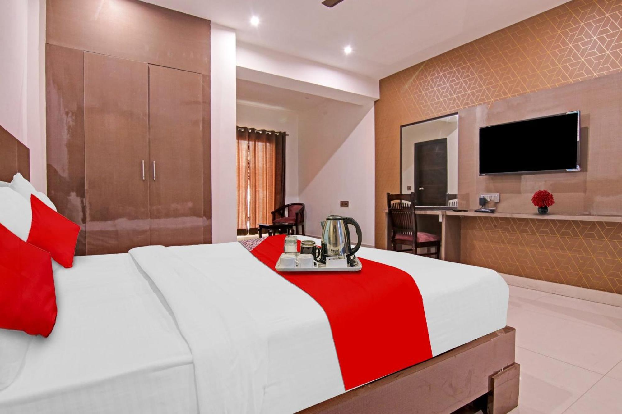 Hotel 19 West Нью-Дели Экстерьер фото