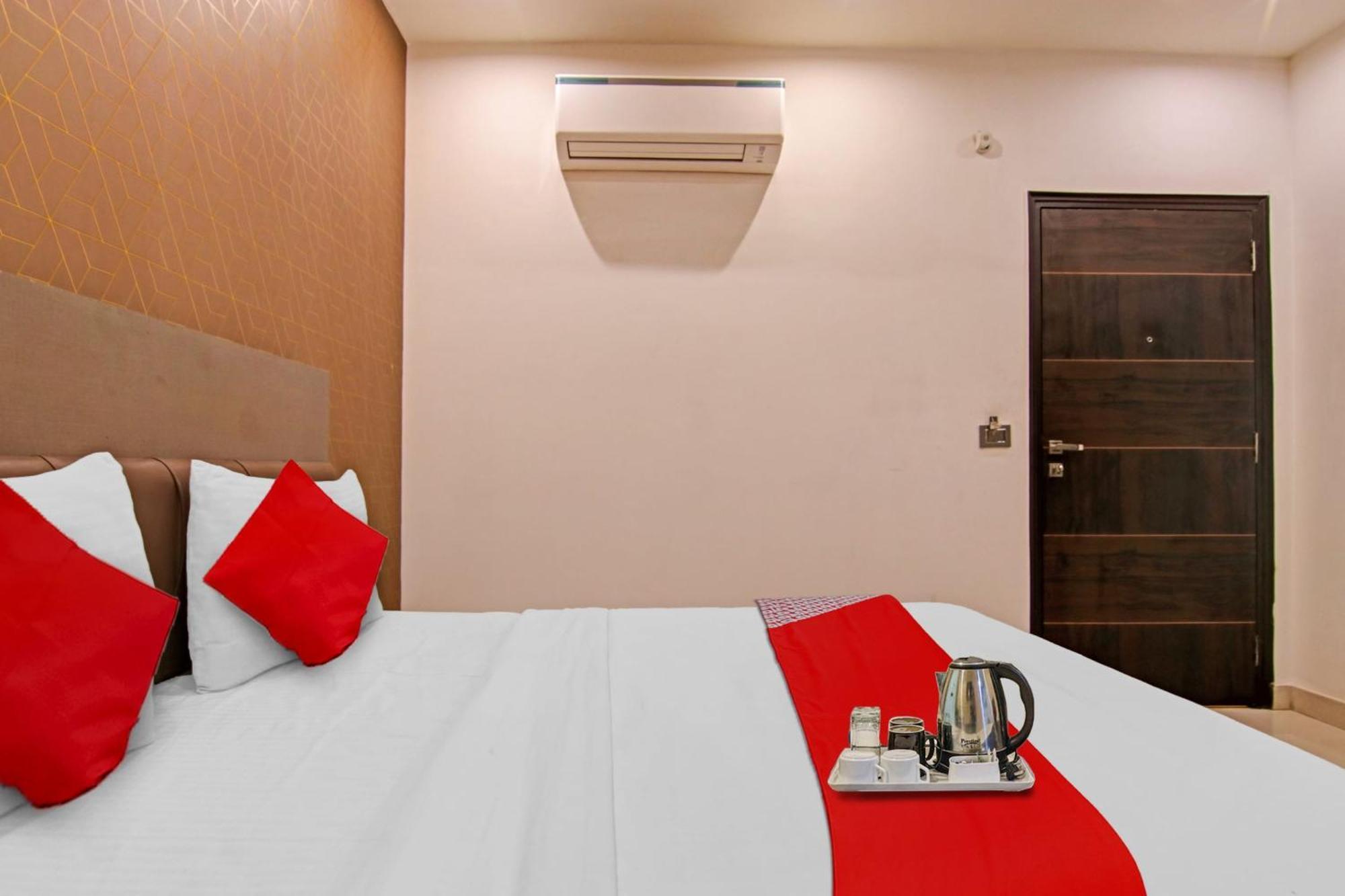 Hotel 19 West Нью-Дели Экстерьер фото