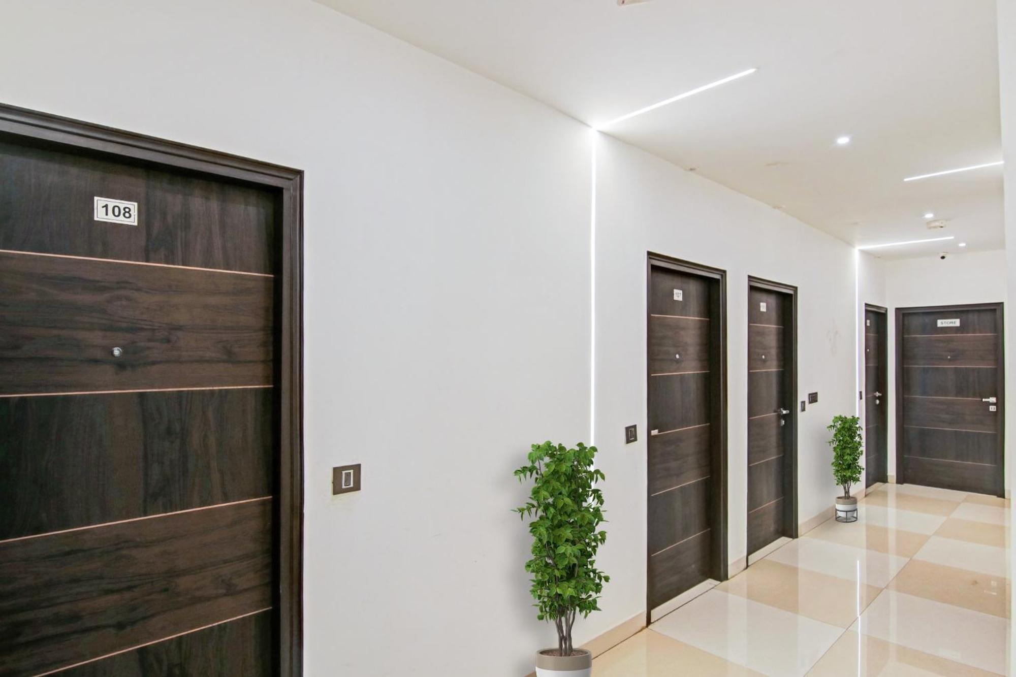 Hotel 19 West Нью-Дели Экстерьер фото