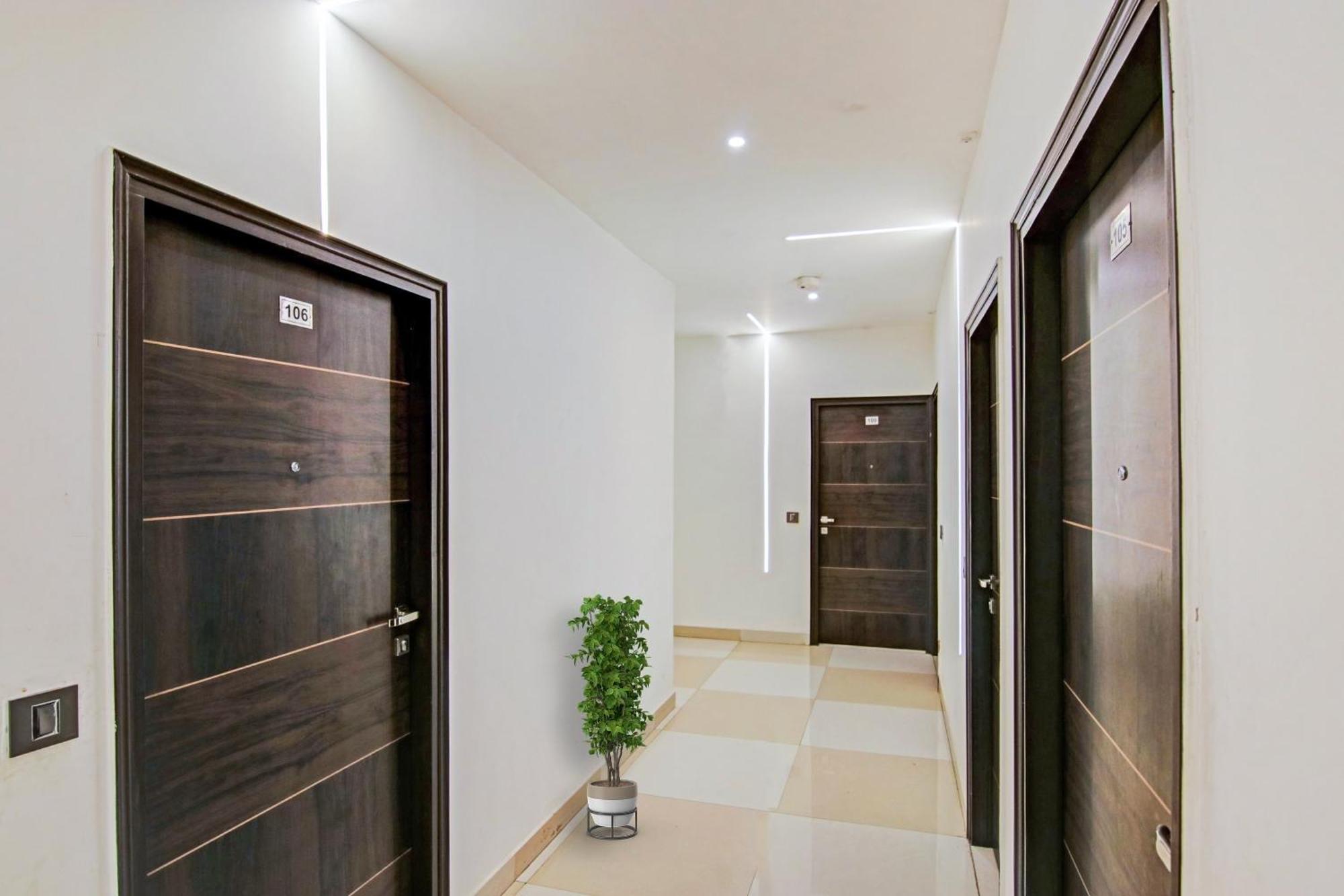 Hotel 19 West Нью-Дели Экстерьер фото
